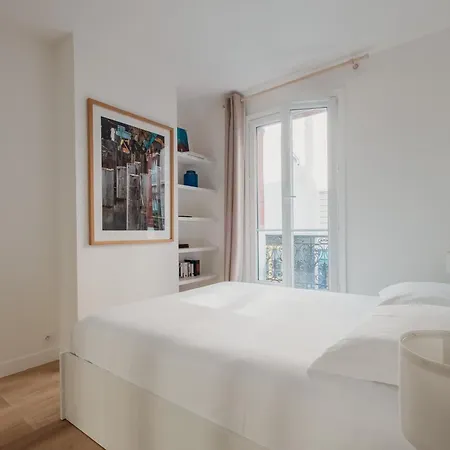 Veeve - White Beauty Apartment